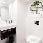Golden In Center By Easyrentals *