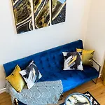 Golden In Center By Easyrentals *