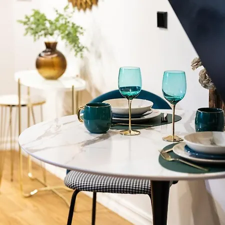Golden In Center By Easyrentals *