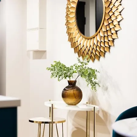 Golden In Center By Easyrentals *