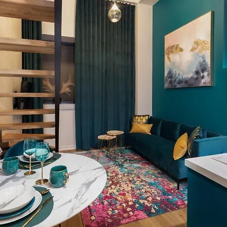 Golden In Center By Easyrentals *