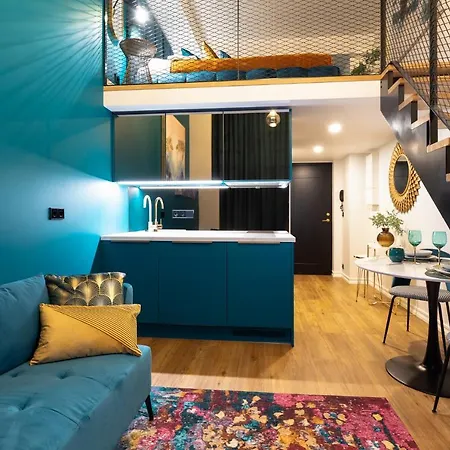 Golden In Center By Easyrentals * טרטו