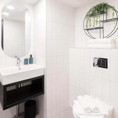 Golden In Center By Easyrentals *