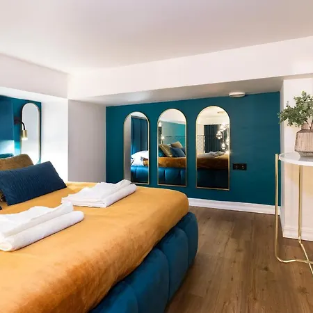 Golden In Center By Easyrentals * טרטו