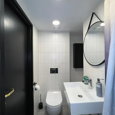 Golden In Center By Easyrentals *