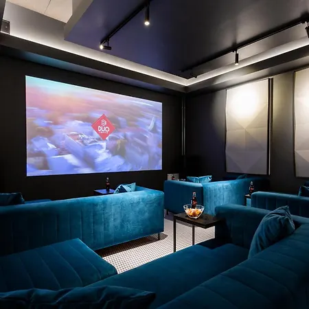 Golden In Center By Easyrentals *