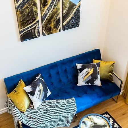 Golden In Center By Easyrentals *