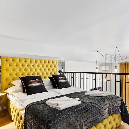 Golden In Center By Easyrentals Apartman