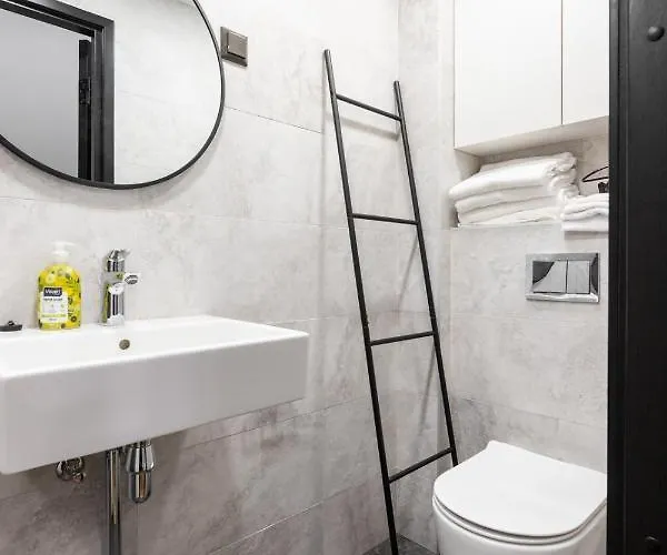 Golden In Center By Easyrentals