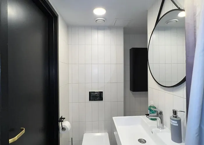 Golden In Center By Easyrentals *